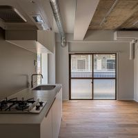 横浜市港北区菊名の賃貸物件/出窓から光が差し込む、明るいキッチンまわり