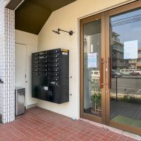 横浜市港北区菊名の賃貸物件/赤いレンガ色のステップに、黒いポストや照明器具が良い雰囲気