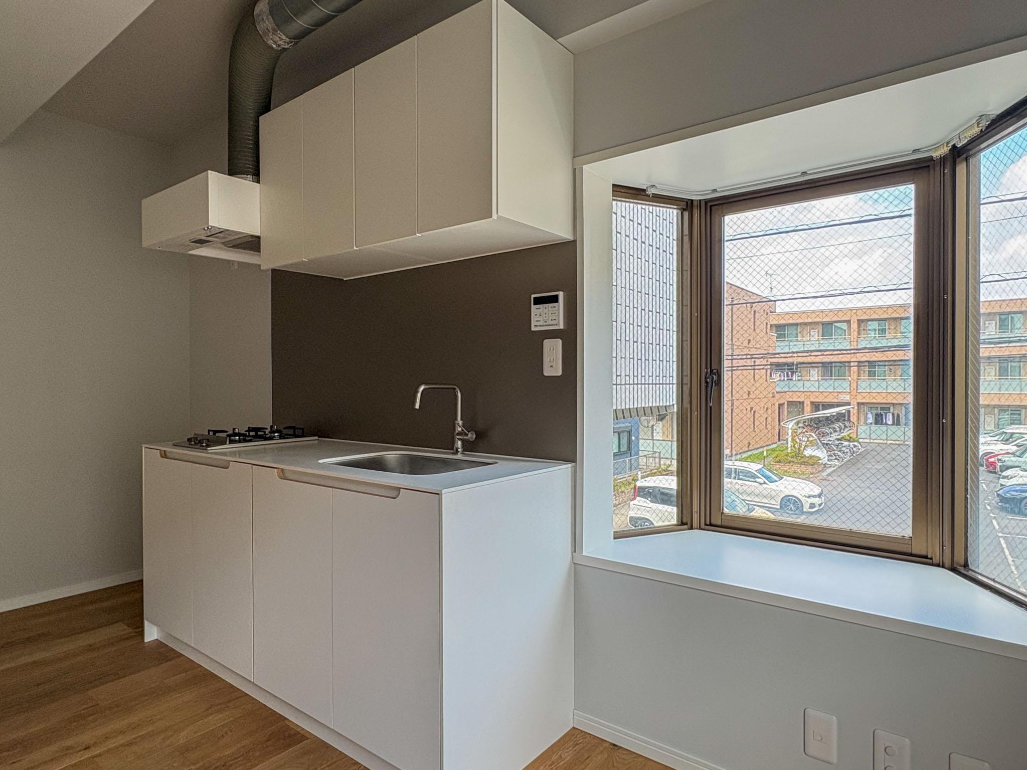 横浜市港北区菊名の賃貸物件/出窓付近に小さめのダイニングテーブルを置いてゆっくり朝を迎えたい