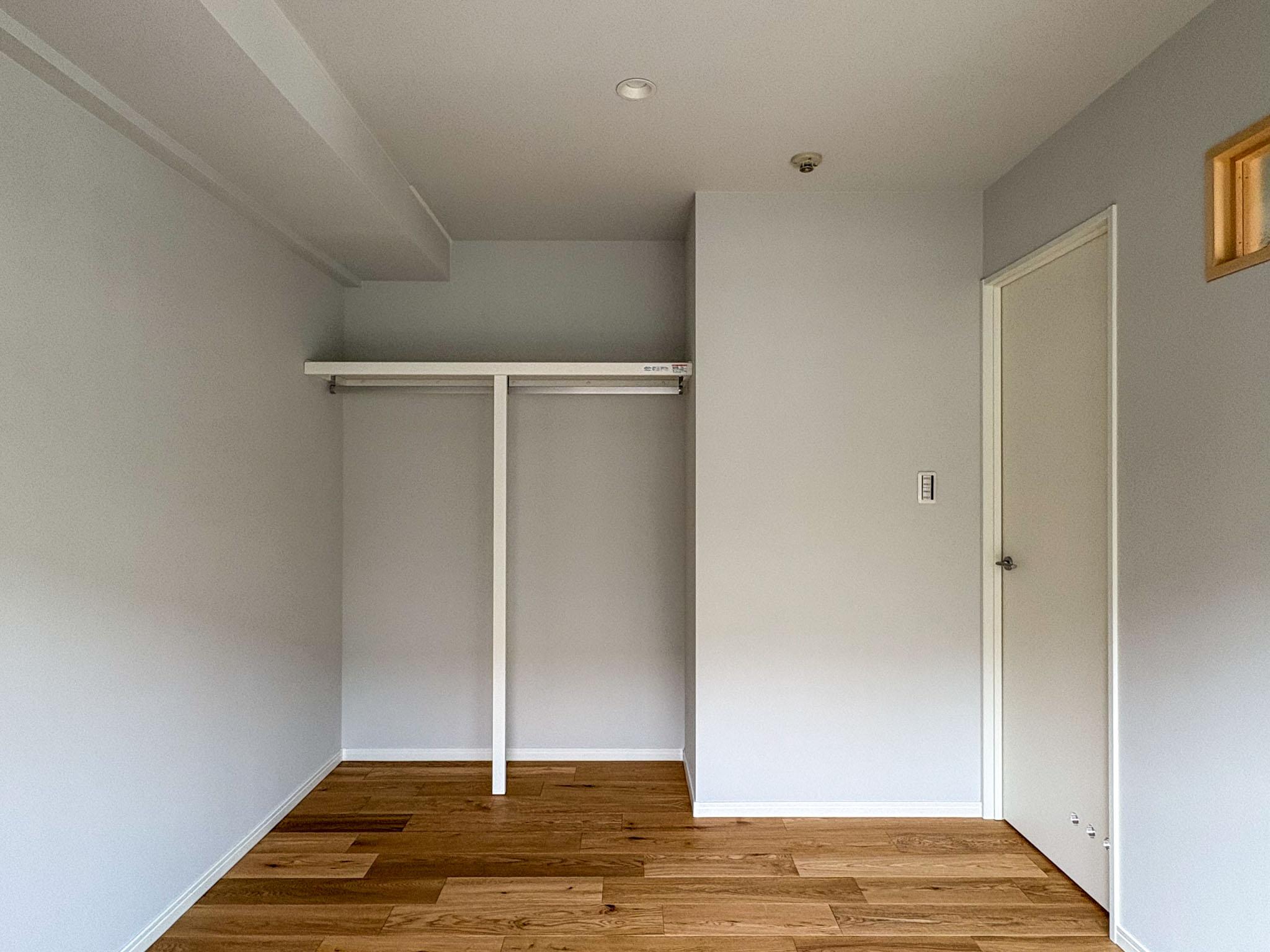 横浜市港北区菊名の賃貸物件/扉のないオープンクローゼット。収納の見せ方は住まい手次第