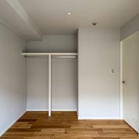 横浜市港北区菊名の賃貸物件/扉のないオープンクローゼット。収納の見せ方は住まい手次第