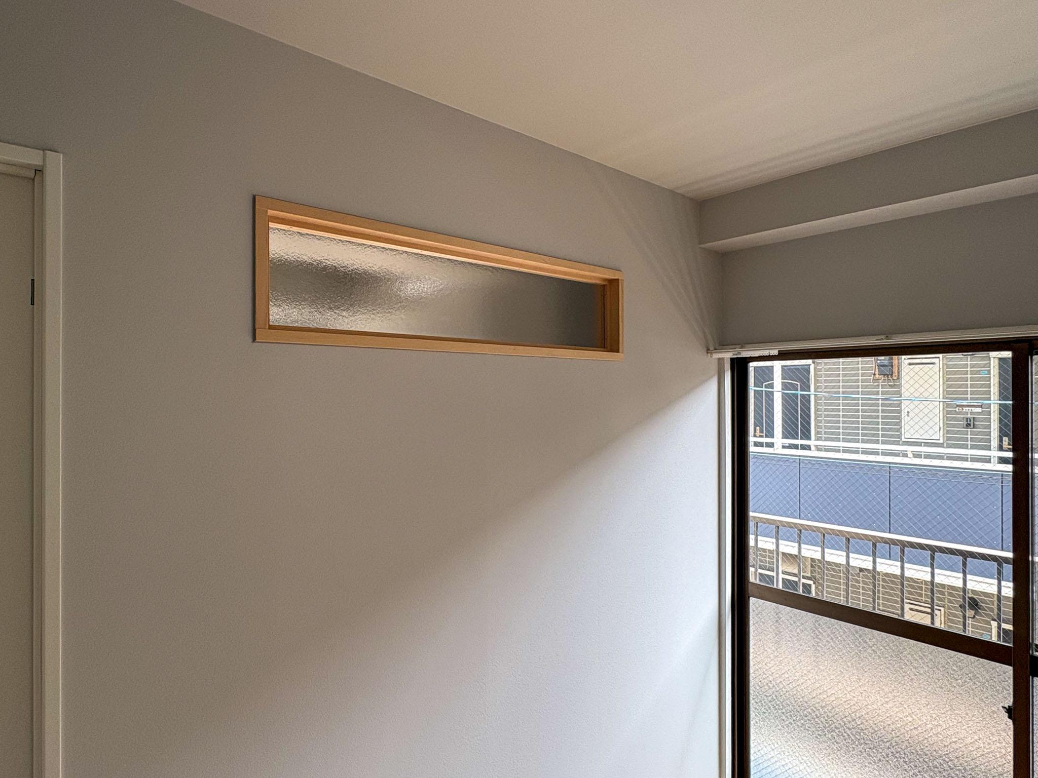 横浜市港北区菊名の賃貸物件/リビングとつながる、木枠の横長室内窓