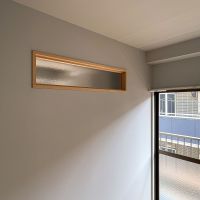 横浜市港北区菊名の賃貸物件/リビングとつながる、木枠の横長室内窓