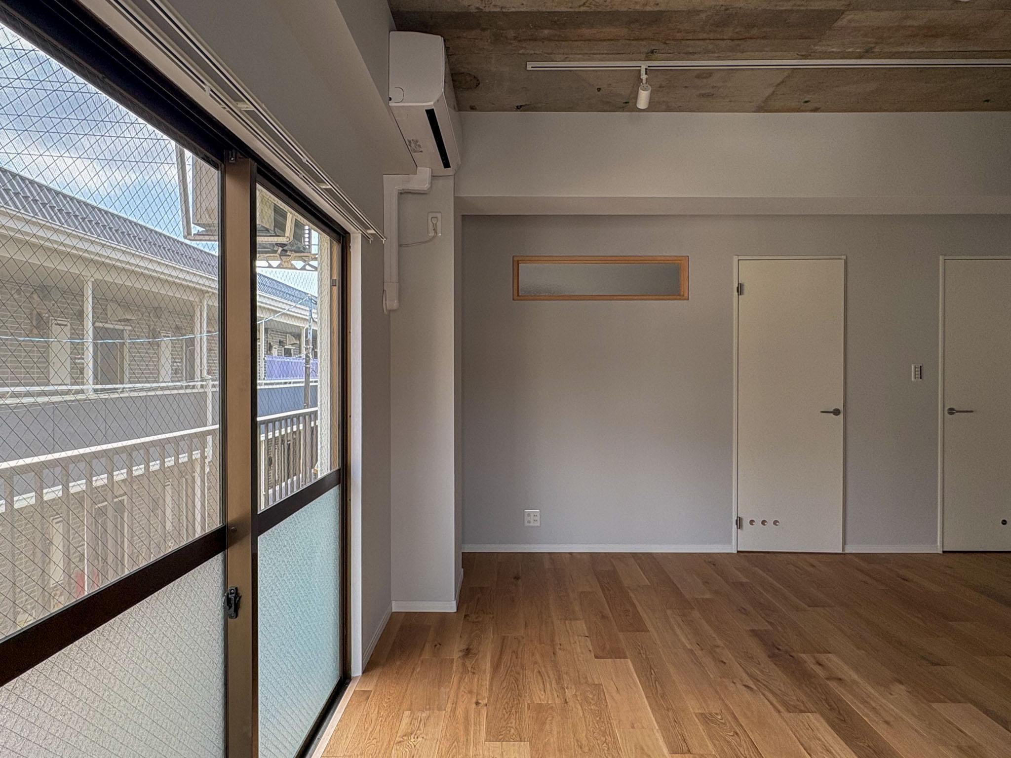 横浜市港北区菊名の賃貸物件/洋室とつながる、木枠の横長室内窓