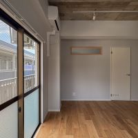 横浜市港北区菊名の賃貸物件/洋室とつながる、木枠の横長室内窓