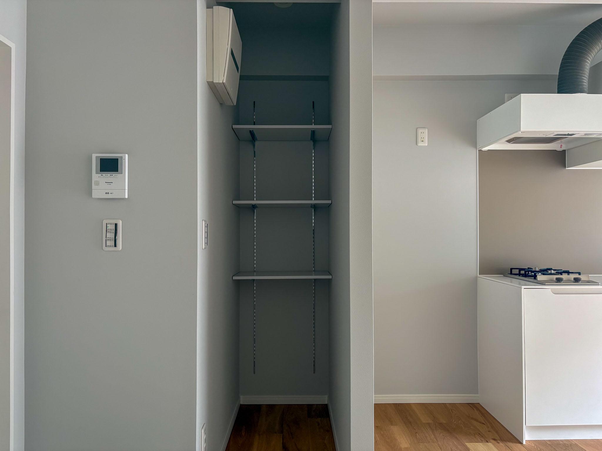 横浜市港北区菊名の賃貸物件/土間横の収納。天井に照明も設置済み