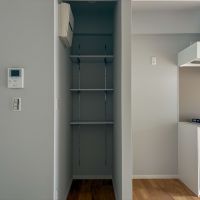 横浜市港北区菊名の賃貸物件/土間横の収納。天井に照明も設置済み