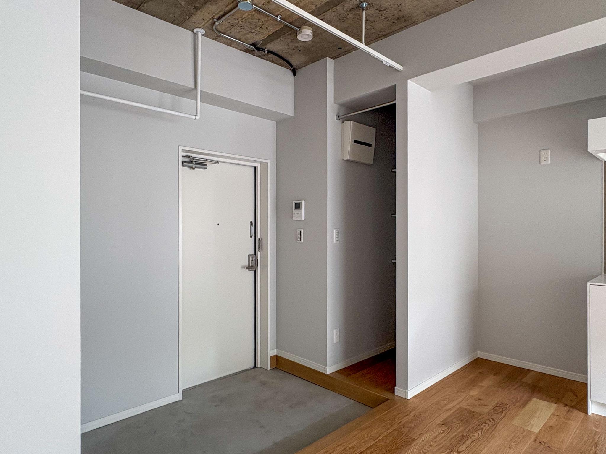 横浜市港北区菊名の賃貸物件/約1.5畳の土間スペース。土間から始まる、余白の設計。扉がない分開放的に使える