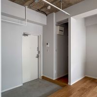 横浜市港北区菊名の賃貸物件/約1.5畳の土間スペース。土間から始まる、余白の設計。扉がない分開放的に使える