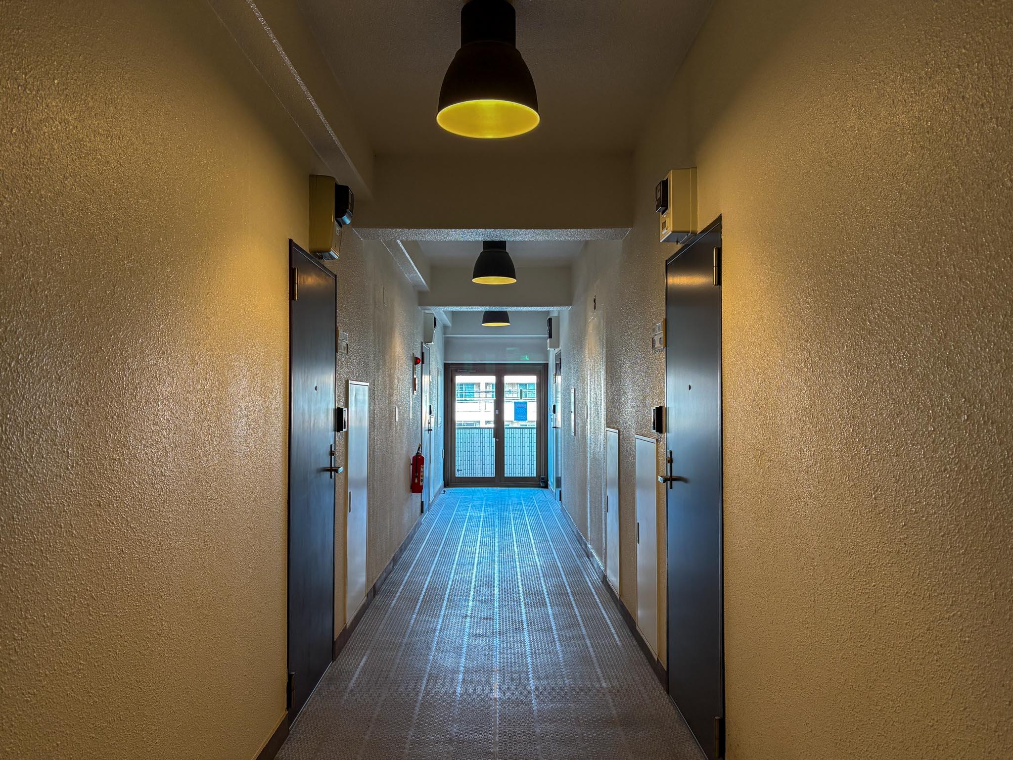 横浜市港北区菊名の賃貸物件/各階毎に入口が独立した内廊下。管理が行き届いておりとてもキレイ