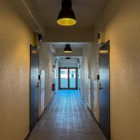 横浜市港北区菊名の賃貸物件/各階毎に入口が独立した内廊下。管理が行き届いておりとてもキレイ