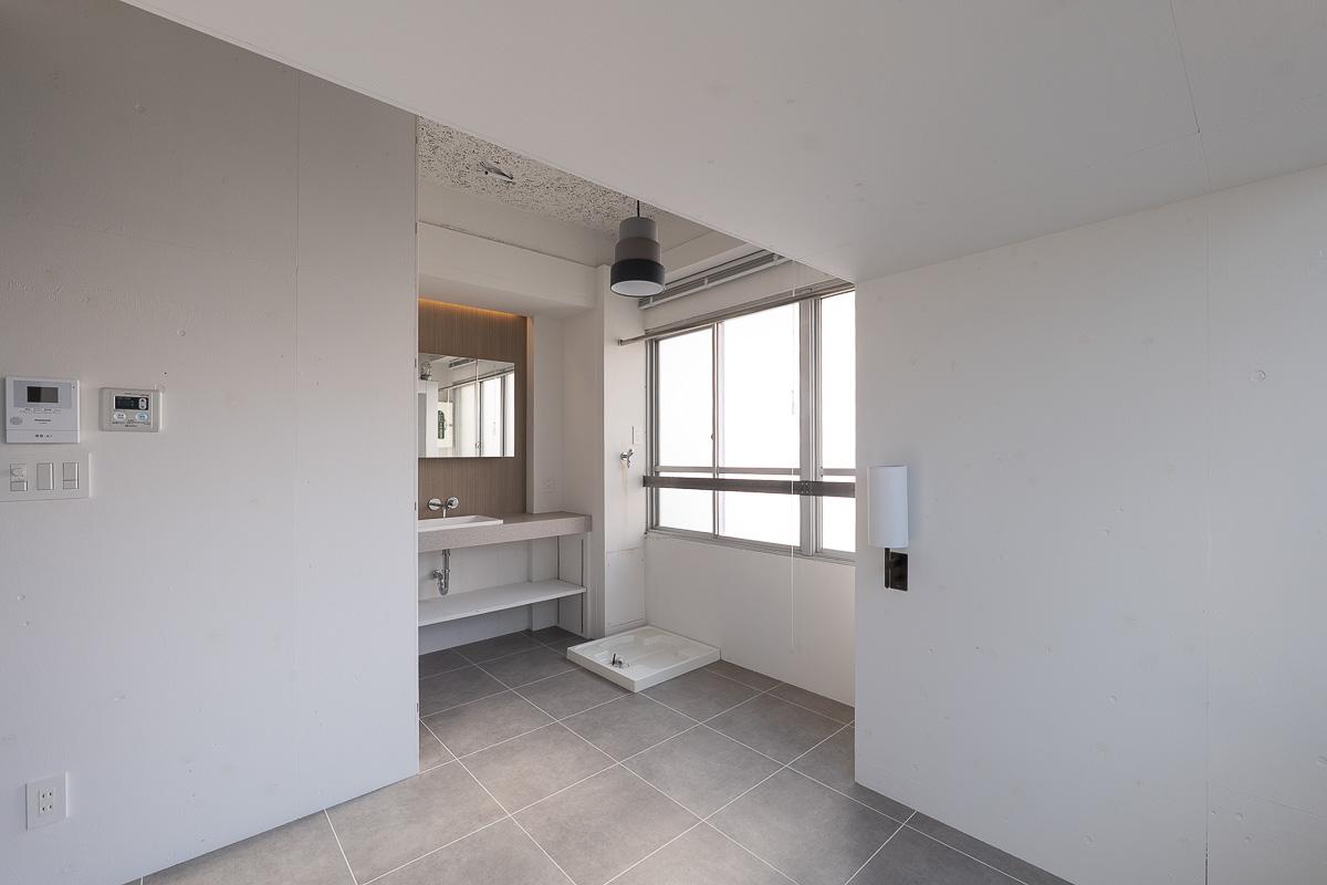 千代田区神田三崎町の賃貸物件/ベッドスペースには程よい位置に照明が設けられています