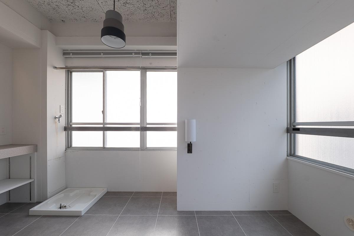 千代田区神田三崎町の賃貸物件/白い壁面がクリーンな印象を与えます