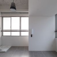 千代田区神田三崎町の賃貸物件/白い壁面がクリーンな印象を与えます