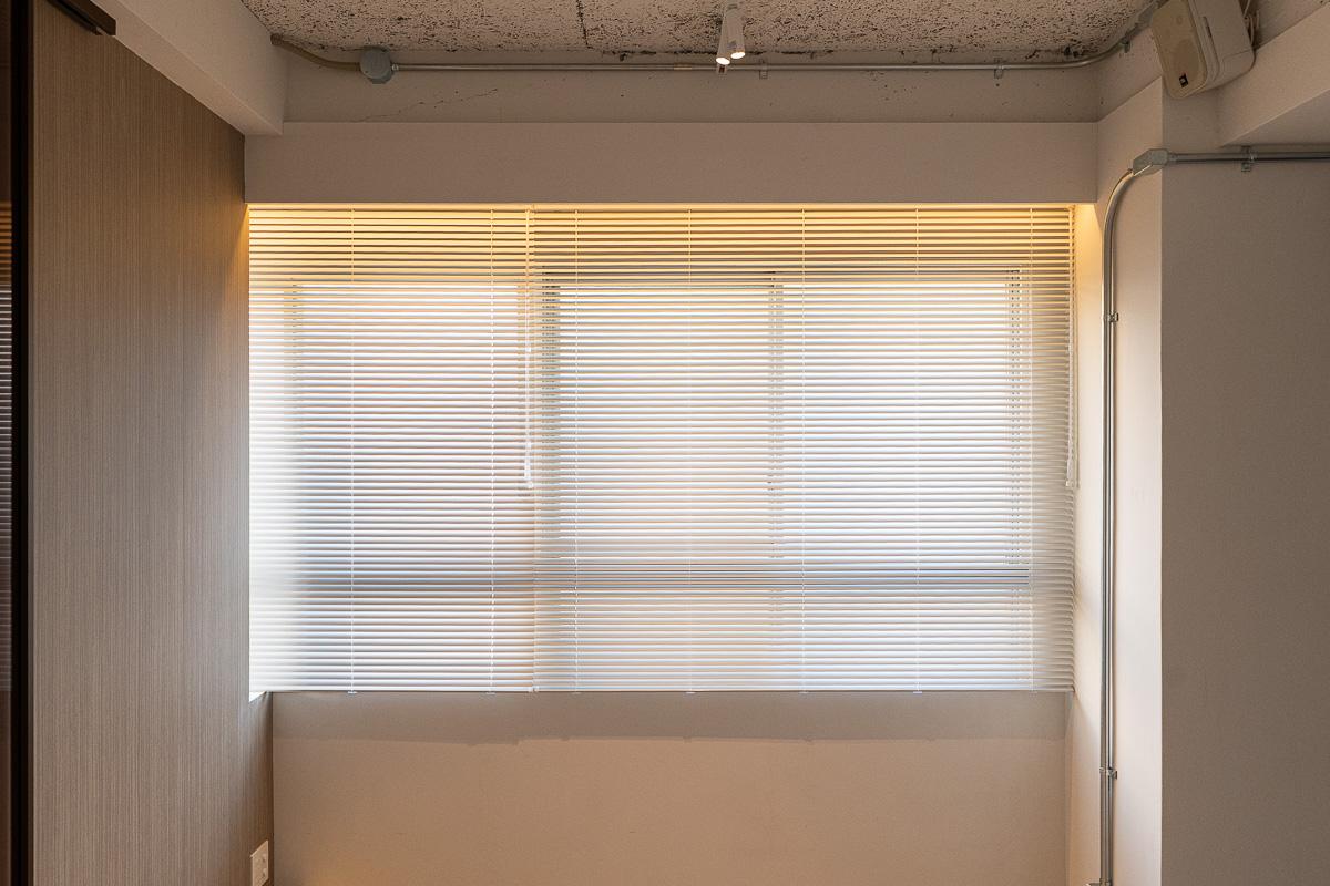 千代田区神田三崎町の賃貸物件/ブラインドが備え付けられています