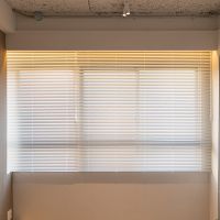 千代田区神田三崎町の賃貸物件/ブラインドが備え付けられています