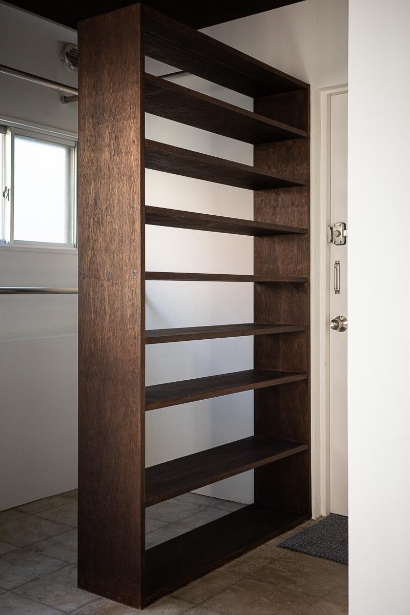 千代田区神田三崎町の賃貸物件/玄関横には背の高い棚