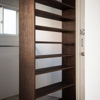 千代田区神田三崎町の賃貸物件/玄関横には背の高い棚