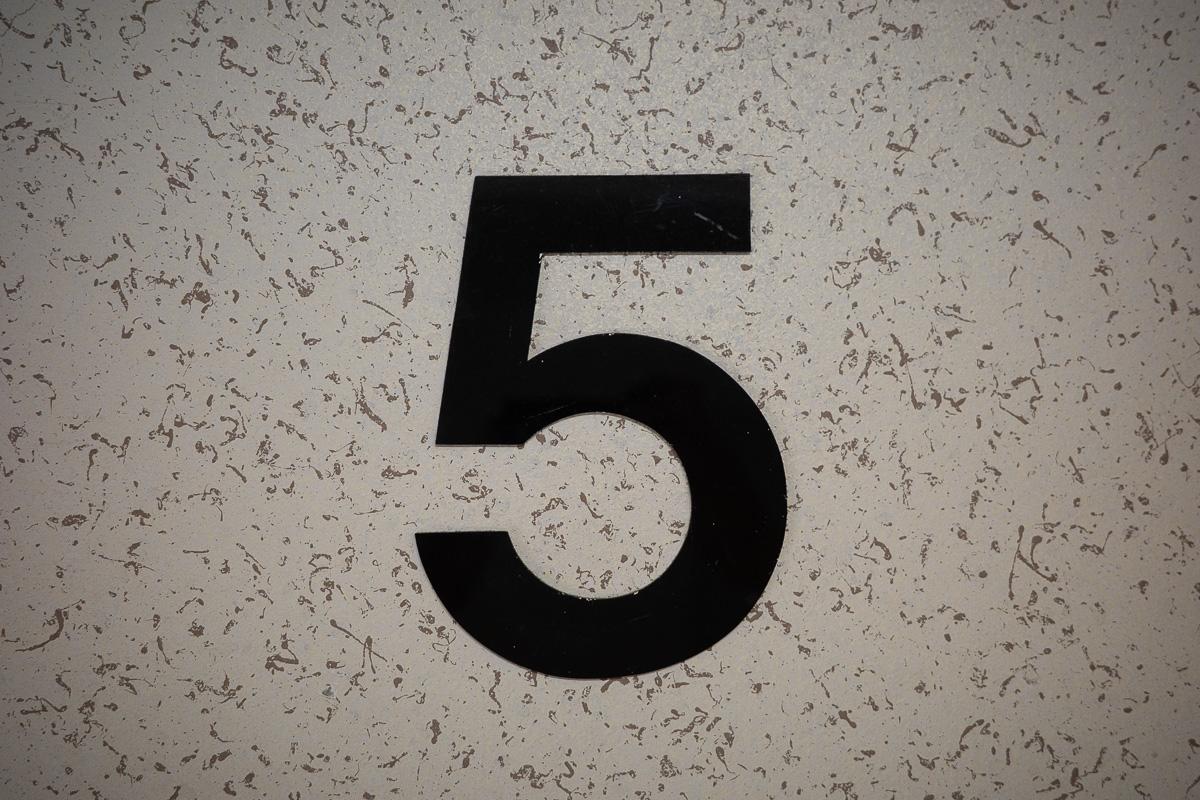 千代田区神田三崎町の賃貸物件/共用部のサインは古ビルらしさが感じられます