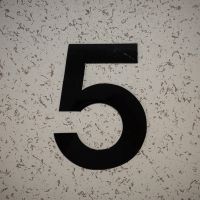 千代田区神田三崎町の賃貸物件/共用部のサインは古ビルらしさが感じられます