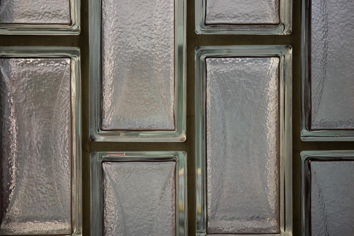 千代田区神田三崎町の賃貸物件/エントランスのガラスタイルはレトロです