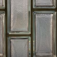 千代田区神田三崎町の賃貸物件/エントランスのガラスタイルはレトロです