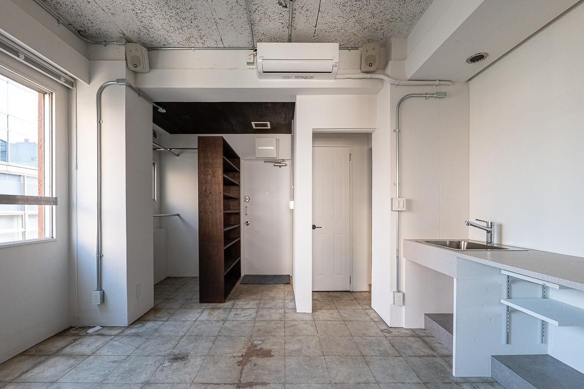 千代田区神田三崎町の賃貸物件/コンクリートの床と躯体現しの天井が潔い