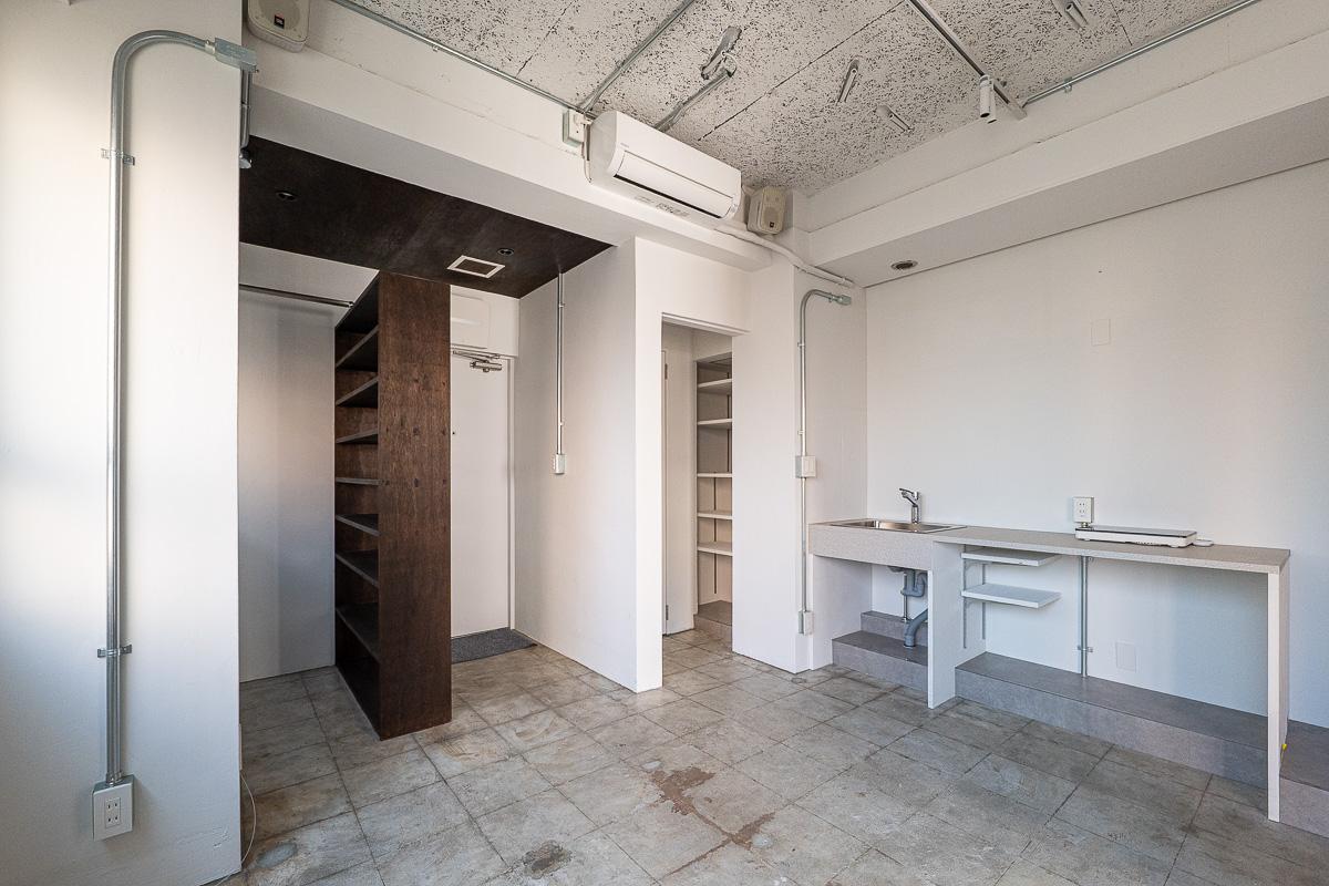 千代田区神田三崎町の賃貸物件/天井付近の壁面にスピーカーが設置されています