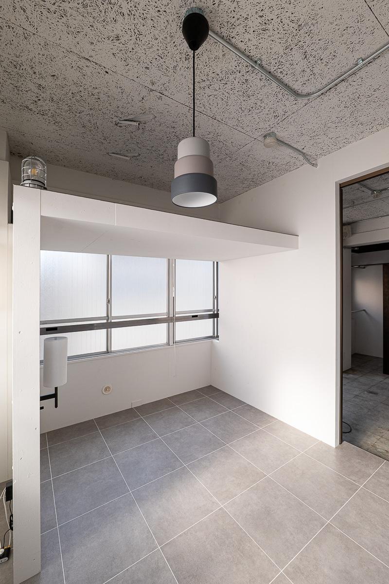 千代田区神田三崎町の賃貸物件/奥の空間は天井高が抑えられ、落ち着いたスケール感