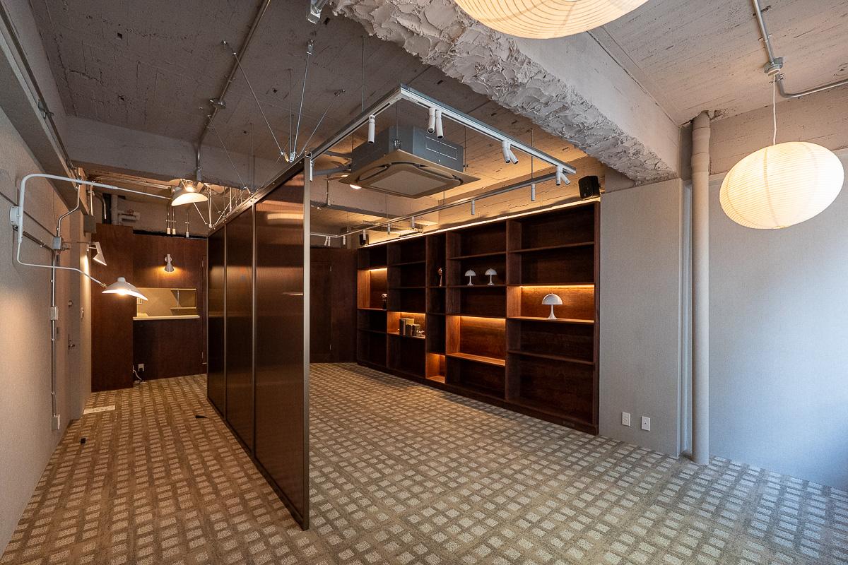 千代田区神田小川町の賃貸物件/重厚な面と軽やかな線が重なる空間