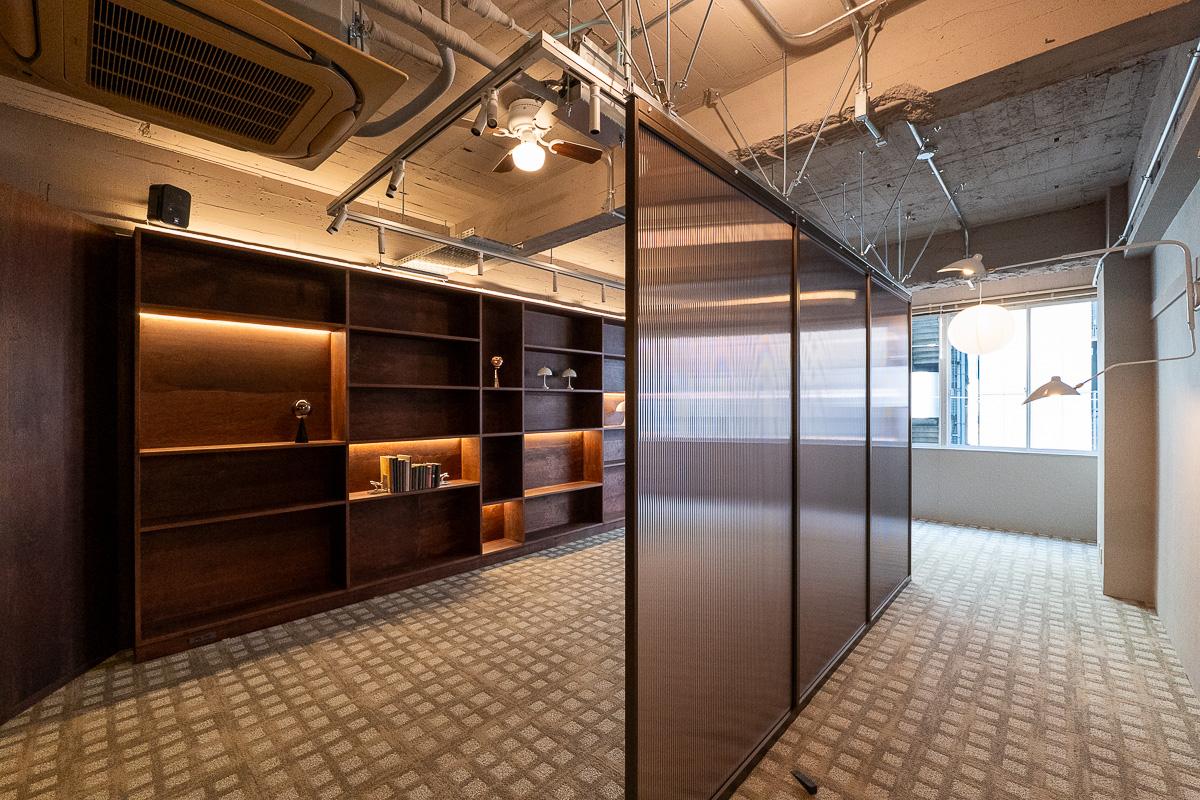 千代田区神田小川町の賃貸物件/ガラスパーテーションが、動線をやわらかく区切る