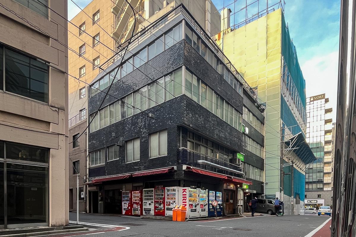 千代田区神田小川町の賃貸物件/外観。レトロな黒タイルが渋い