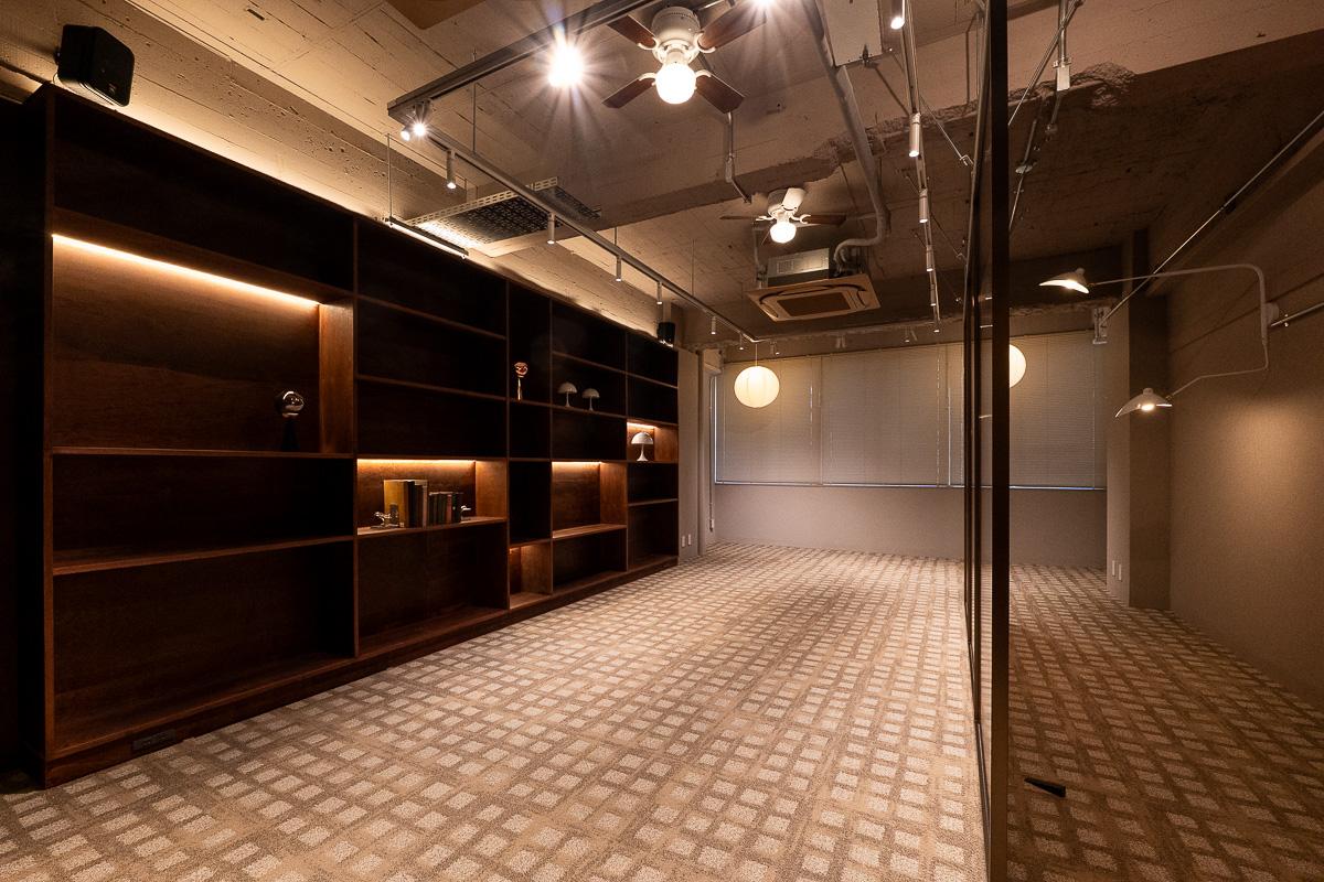 千代田区神田小川町の賃貸物件/ブラインドを閉めると空間にぐっとムードが生まれます