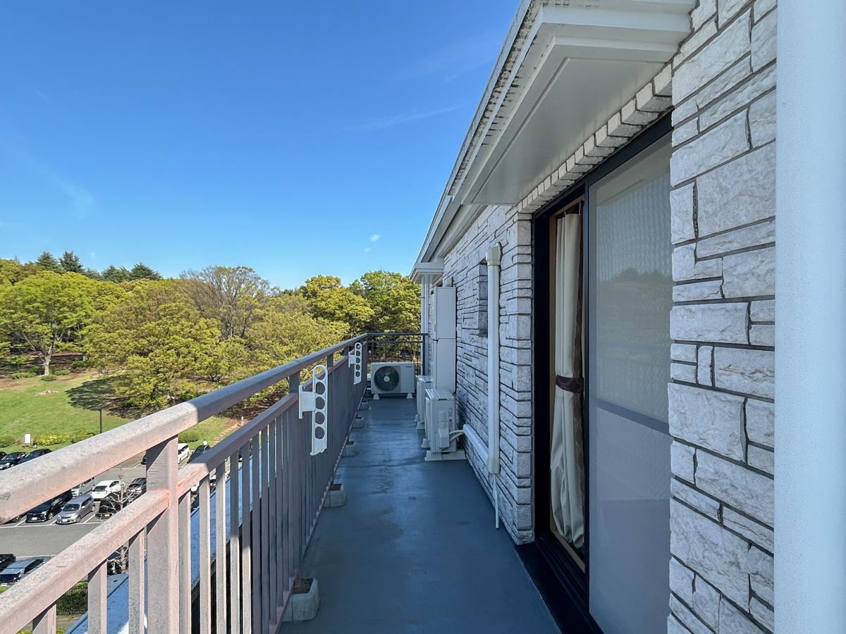 渋谷区代々木の賃貸物件/ルーフバルコニーが部屋をL字に囲むようについています。幅はそこまでありません