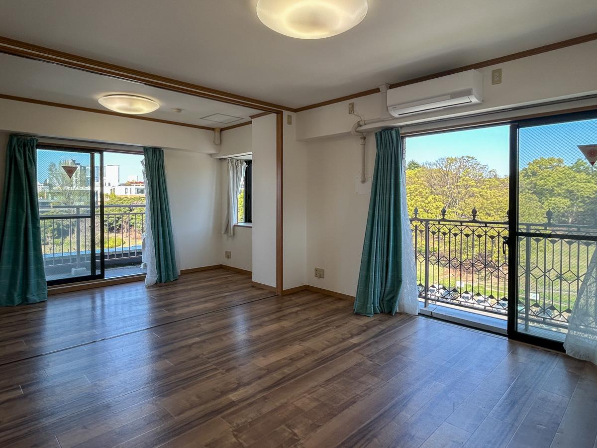 渋谷区代々木の賃貸物件/2面の窓の景色は公園の緑で一色に包まれています