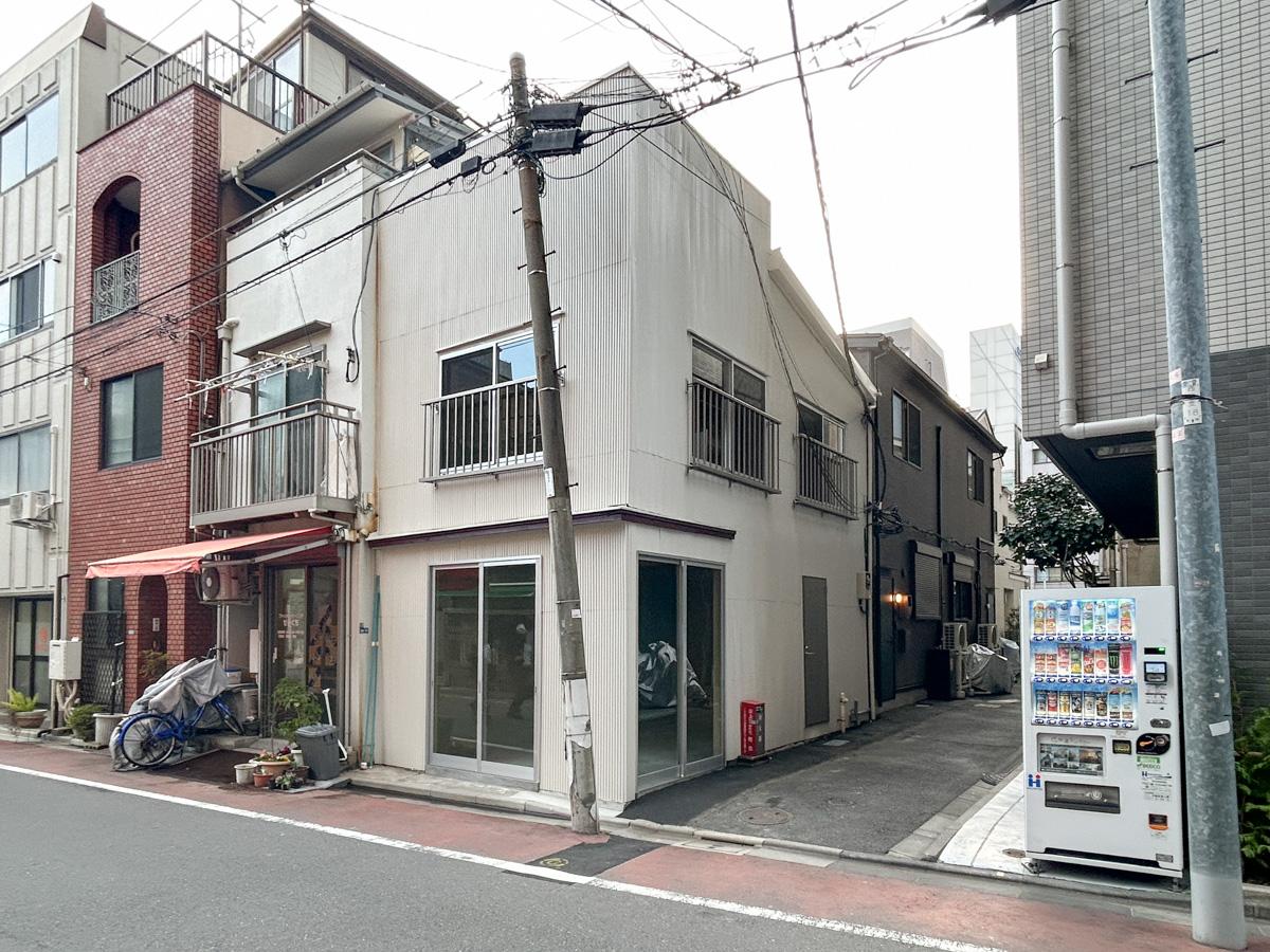台東区東上野の賃貸物件/大通りから一本入った角地に位置しています