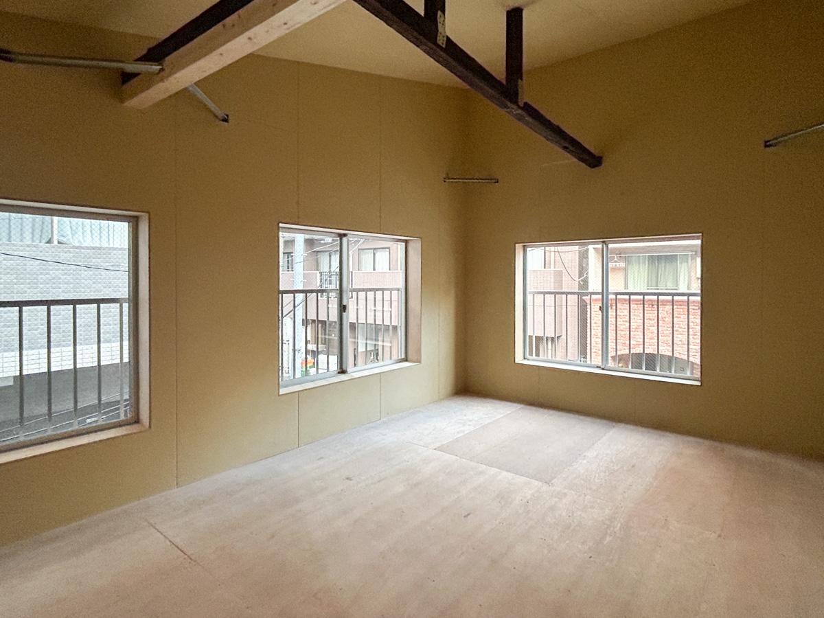 台東区東上野の賃貸物件/2階は最大天井高3.5mほどと、開放感を感じるつくり