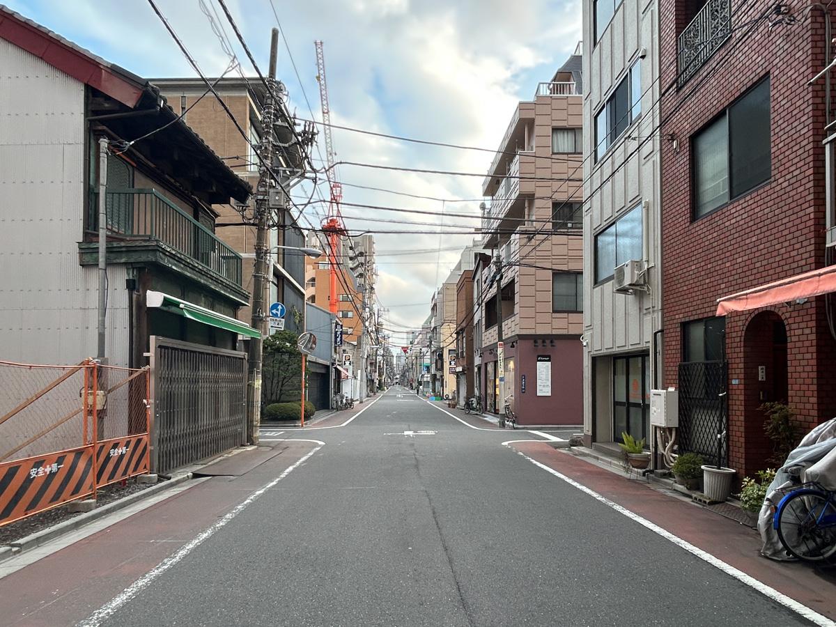 台東区東上野の賃貸物件/物件前の通りは周囲の人が行き交うのどかな雰囲気