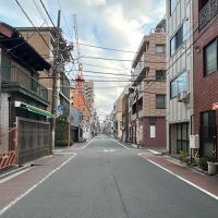 台東区東上野の賃貸物件/物件前の通りは周囲の人が行き交うのどかな雰囲気