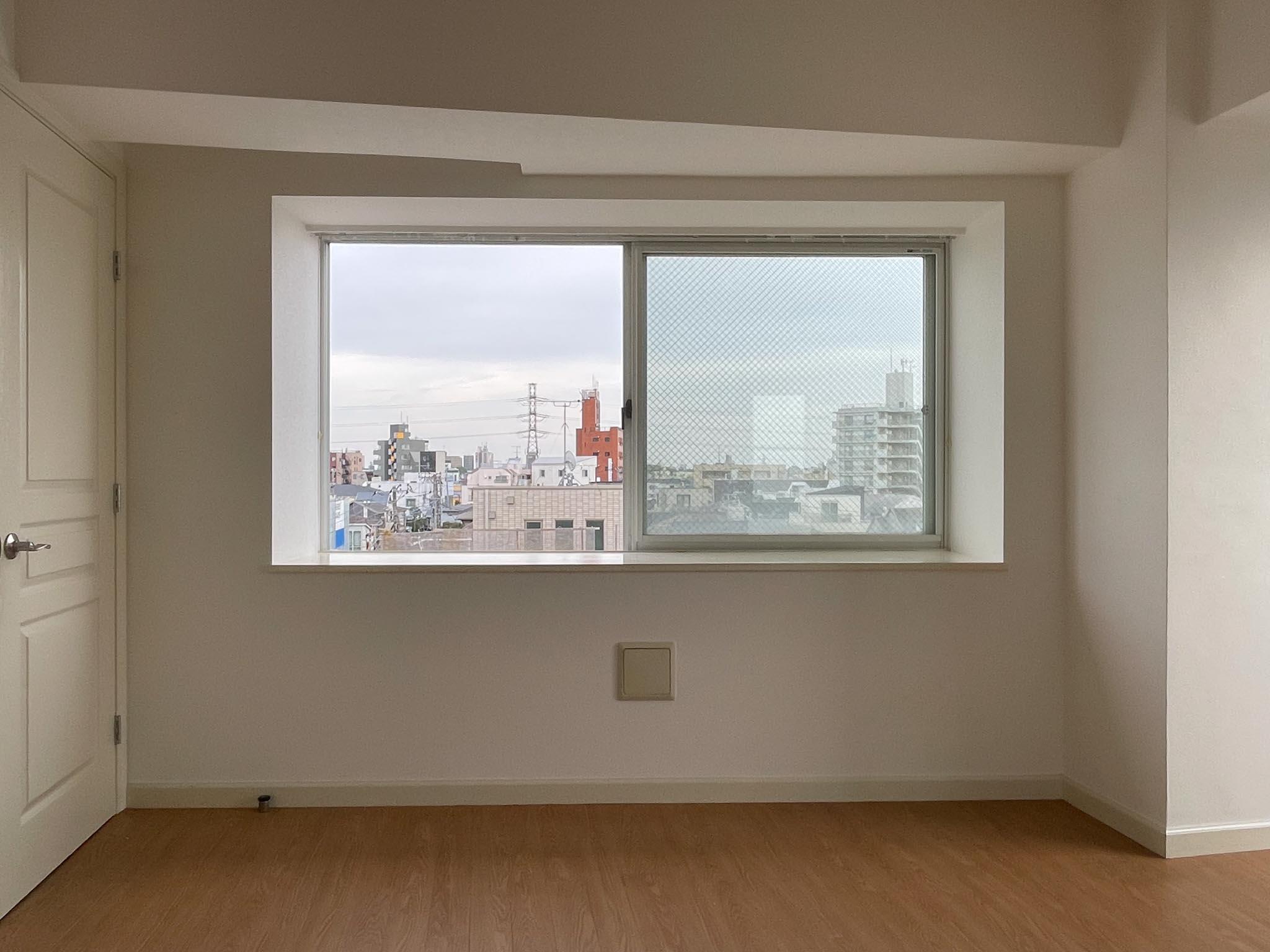 杉並区永福の賃貸物件/下階：南側の出窓に植物や物を置くこともできます