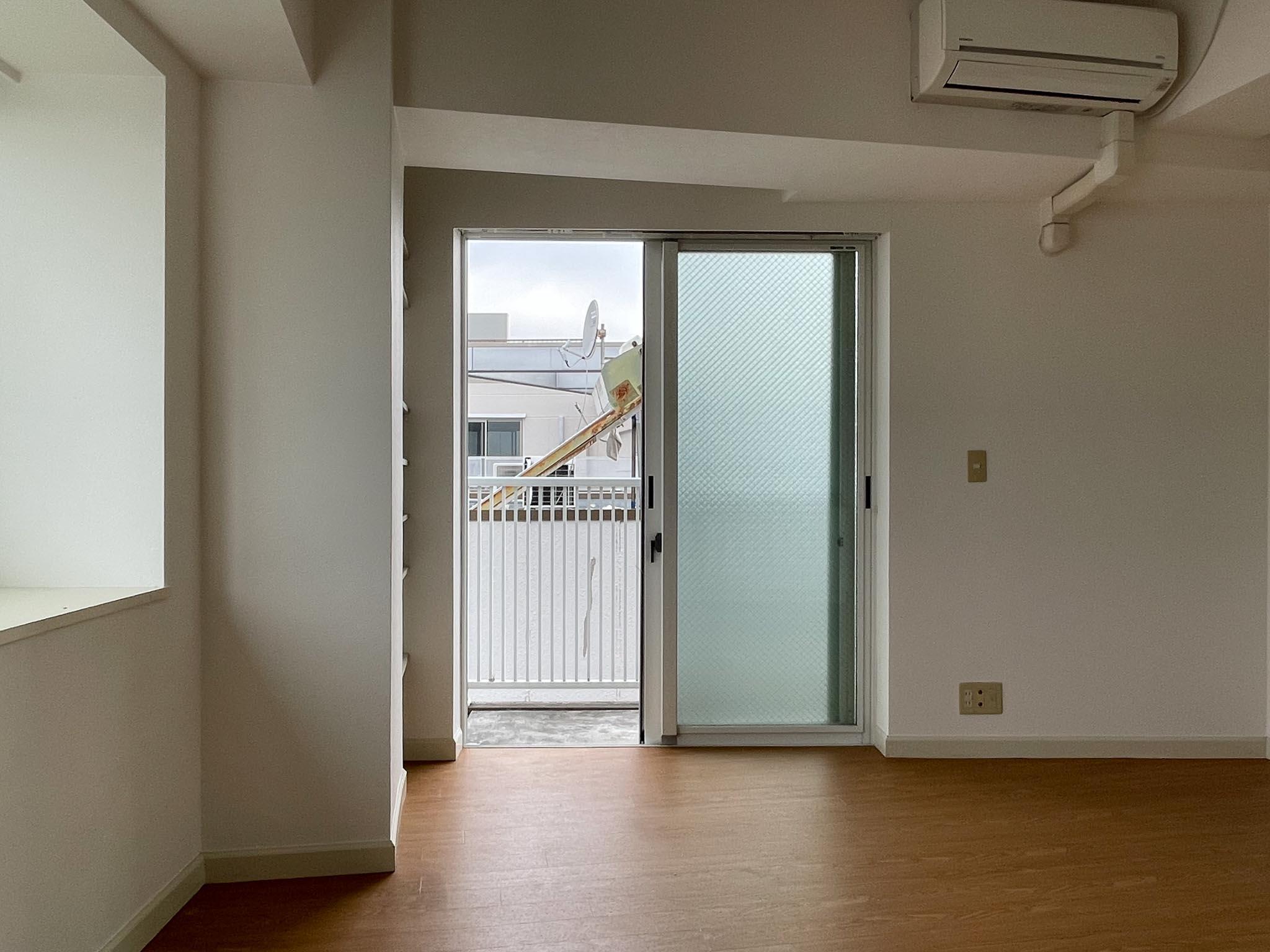 杉並区永福の賃貸物件/下階：西側の窓の外はベランダがあります