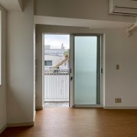 杉並区永福の賃貸物件/下階：西側の窓の外はベランダがあります