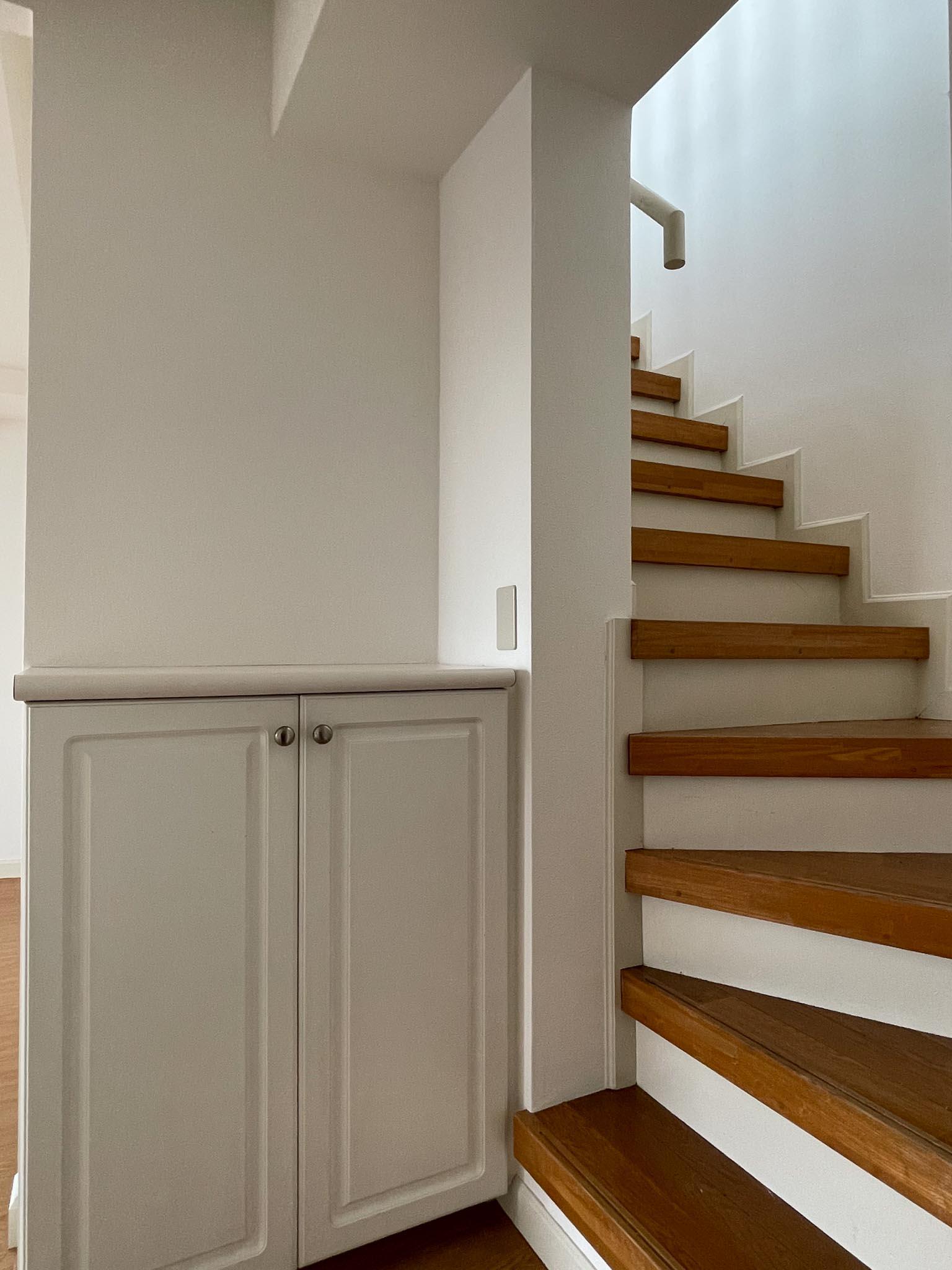 杉並区永福の賃貸物件/玄関横の階段をのぼって上階へ行くと&hellip;