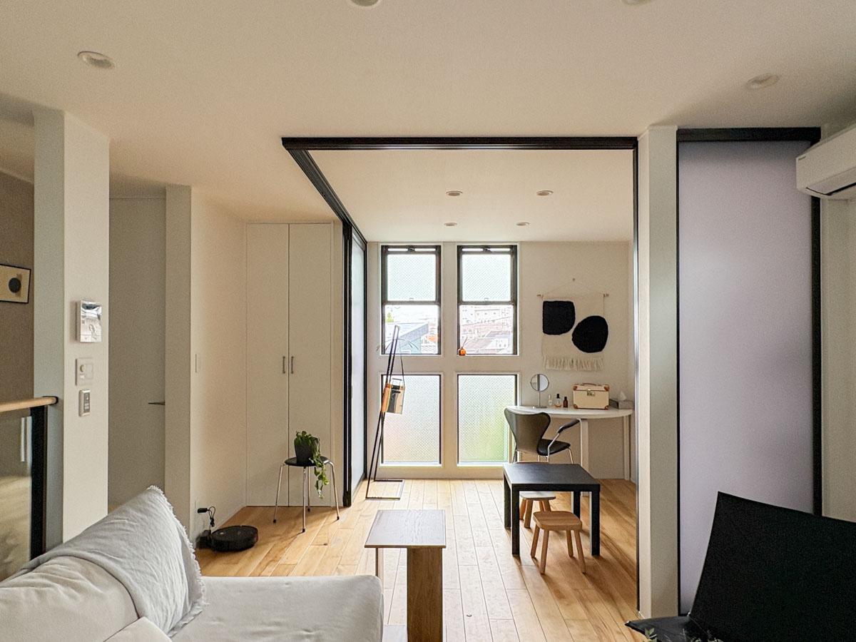 杉並区堀之内の賃貸物件/2階南西側　窓が大きく開けている