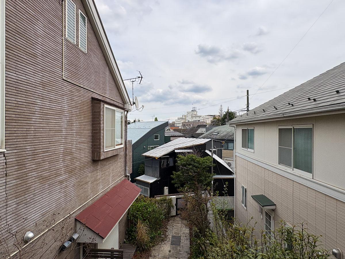 杉並区堀之内の賃貸物件/2階南西側の窓からはこんな感じの視界