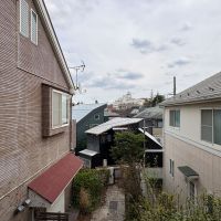 杉並区堀之内の賃貸物件/2階南西側の窓からはこんな感じの視界