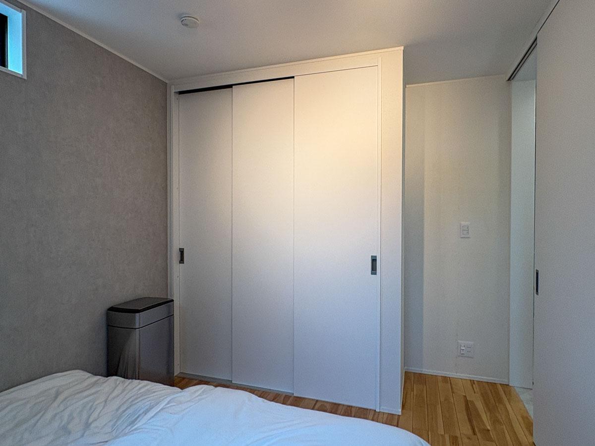 杉並区堀之内の賃貸物件/1階の主寝室　ベッドの足元にはクローゼット