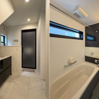 杉並区堀之内の賃貸物件/1階：洗面スペースの奥にトイレと浴室　浴室乾燥機あり