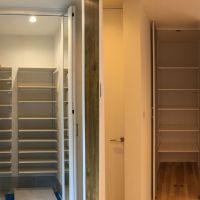 杉並区堀之内の賃貸物件/写真左：シューズクローゼットはベビーカーもしまえるサイズ感　写真右：2階LDKの南西側収納