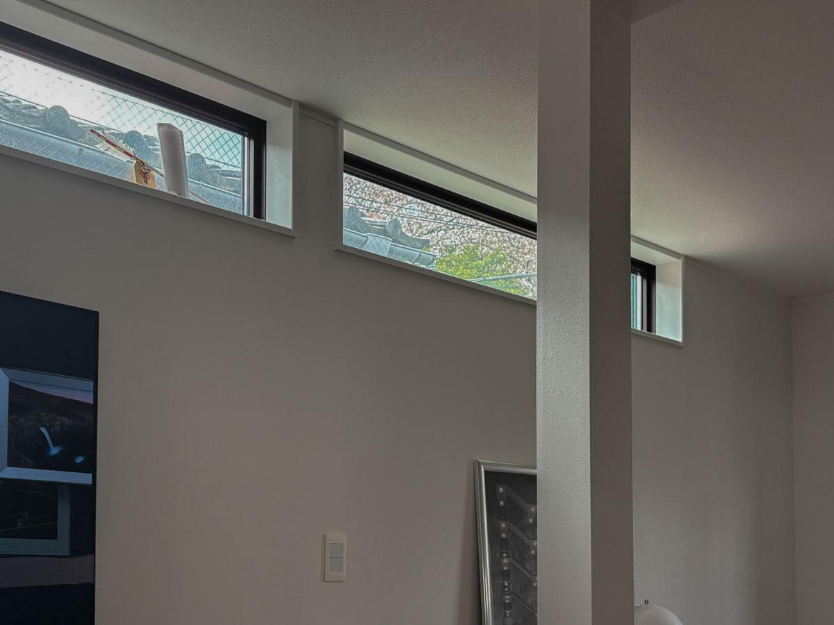 杉並区堀之内の賃貸物件/ソファーからの視点　高窓の奥には桜の借景があり、みんなのお気に入り